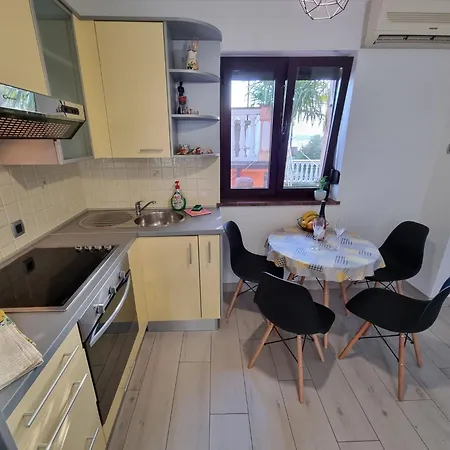 In Crikvenica Fuer 4 Personen Mit Terrasse By Interhome Lejlighed